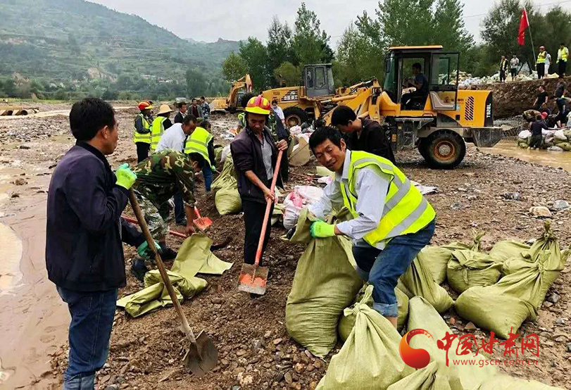 礼县：党员冲锋在前 全力抢险救灾